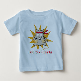 「こ来ここだ！」 子おもしろいネコ ベビーTシャツ