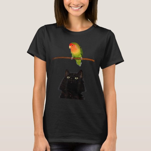 ごちそうがやってきた猫がオウムを見つめるディナー Tシャツ (正面)