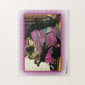 ごちゃごちゃな財布の中で眠っている子猫 ジグソーパズル (縦)