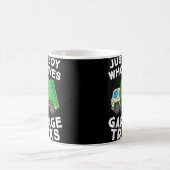 ごみトラックが大好きな男の子 コーヒーマグカップ (中央)
