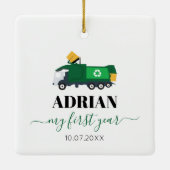 ごみトラック男の赤ちゃん1年写真のリサイクル セラミックオーナメント (裏面)