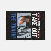 ごみ捨て場のゴミ箱を取り出すおもしろい時間 フリースブランケット (正面(横))