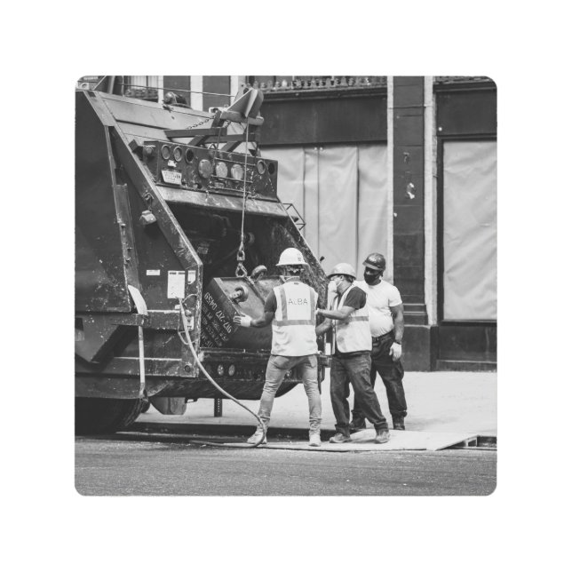 ごみ箱の男性：ニューヨーク メタルプリント (正面)