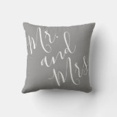 ご夫婦の優雅なカリグラフィー グレー ホワイト スクリプト クッション (裏面)