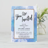 ご招待します ゴールドの枠線が付いた抽象的な青のスプラッシュ 招待状 (スタンド正面)