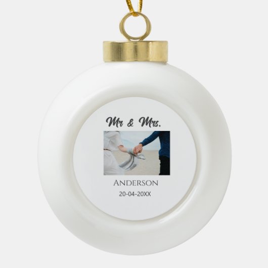 ご結婚おめでとうございます。ミスター＆ミセス 姓 日付 年 結婚記念品 セラミックボールオーナメント (正面)