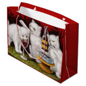 ご馳走の三匹の幸せな子猫 ラージペーパーバッグ (裏面アングル)