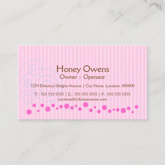 さくらんぼが付いているかわいいピンクのカップケーキ 名刺 (裏面)