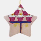 さくらんぼとピンクの背景を持つカップケーキアートプリント セラミックオーナメント (正面)