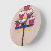 さくらんぼとピンクの背景を持つカップケーキアートプリント ラウンド壁時計 (傾斜)