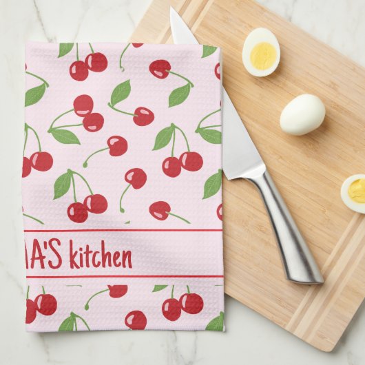 さくらんぼのパター淡い色のン（ピンクの名前エプロン付き） キッチンタオル (四つ折り)