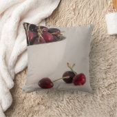 さくらんぼの果実をボウルに入れ、ミュートされたトーンがまだ生きている クッション (ブランケット)