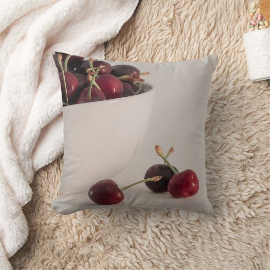 さくらんぼの果実をボウルに入れ、ミュートされたトーンがまだ生きている クッション (ブランケット)