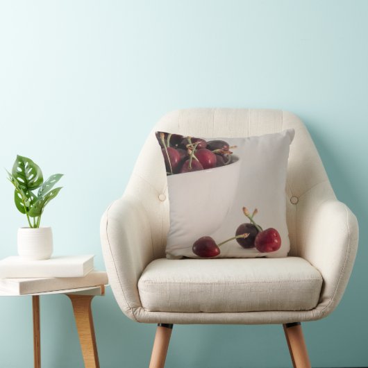 さくらんぼの果実をボウルに入れ、ミュートされたトーンがまだ生きている クッション (椅子)
