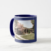 さくらんぼの芝生の学校のシールのマグ マグカップ (正面左)