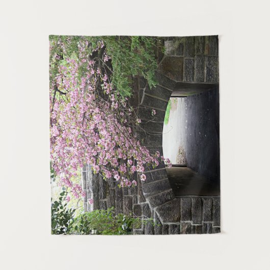 さくらんぼの花と石の橋の写真 タペストリー (正面)