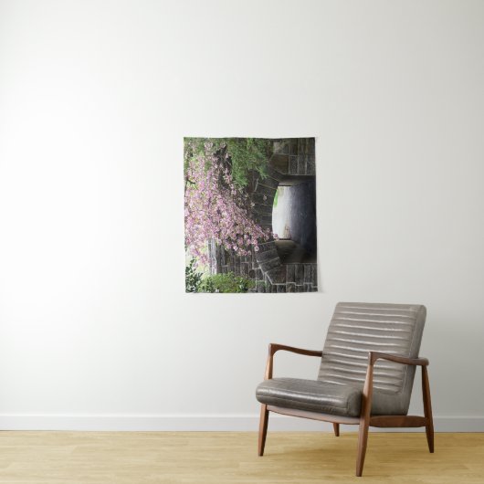 さくらんぼの花と石の橋の写真 タペストリー (インサイチュ)