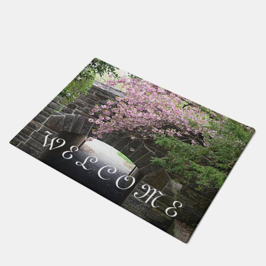 さくらんぼの花と石の橋の写真 ドアマット (アングル)