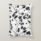 さくらんぼの花に咲く白黒鳥 アクセントクッション (正面(垂直))
