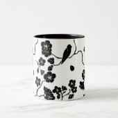 さくらんぼの花に咲く白黒鳥 ツートーンマグカップ (中央)