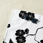 さくらんぼの花に咲く白黒鳥 ビーチタオル (インサイチュ)