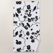 さくらんぼの花に咲く白黒鳥 ビーチタオル (正面)