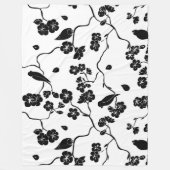 さくらんぼの花に咲く白黒鳥 フリースブランケット (正面)