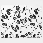 さくらんぼの花に咲く白黒鳥 フリースブランケット (正面(横))