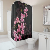 さくらんぼの花の反射を黒に シャワーカーテン (インサイチュ)