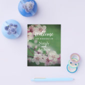 さくらんぼの花の緑の背景のフローラ チラシ (シングル)