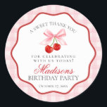さくらんぼスイートピンクコケットボウ誕生日サークル ラウンドシール<br><div class="desc">誰かさくらんぼの甘い誕生日を持っているとあなたは彼らの甘いお祝いの上にさくらんぼ。赤いさくらんぼとパステルピンクのギンガムを特徴とするピンクジンガムさくらんぼパーティーデコ鮮やかールで、あなたのパーティーに懐かしいtouchを追加しお洒落て波打つこ縁どと。このよくはしゃぐデザインで一生続く甘い思い出を作る準備をしなさい！</div>