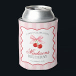 さくらんぼスウィートピンクコケットボウ誕生日の好意 缶クーラー<br><div class="desc">誰かさくらんぼの甘い誕生日を持っているとあなたは彼らの甘いお祝いの上にさくらんぼ。赤いさくらんぼとパステルピンクのギンガムを特徴とするピンクジンガムさくらんぼパーティーデコ鮮やかールで、あなたのパーティーに懐かしいtouchを追加しお洒落て波打つこ縁どと。このよくはしゃぐデザインで一生続く甘い思い出を作る準備をしなさい！</div>