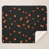 さくらんぼトマトイラストレーション。シームレスな水色  シェルパブランケット (正面(横))