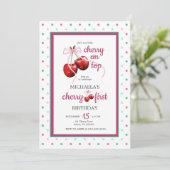 さくらんぼピンクコケットボウファースト誕生日写真 招待状 (スタンド正面)