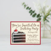 さくらんぼブラックフォレストケーキスライス誕生日パーティーフード インビテーションポストカード (スタンド正面)