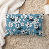 さくらんぼブロッサム – 桜（スモーキーブルー） ランバークッション (ブランケット)