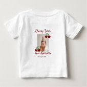 さくらんぼ初のハッピーバースデー写真キッズ赤モダン色 ベビーTシャツ (裏面)