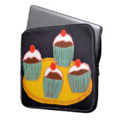 さくらんぼ束 ラップトップスリーブ (正面左)