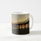 さくらんぼ果樹園の日没 コーヒーマグカップ (正面右)