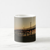 さくらんぼ果樹園の日没 コーヒーマグカップ (中央)