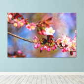 さくら吹雪と紫の新芽が太陽の光に輝く日 キャンバスプリント (インサイチュ (ウッドフロア))