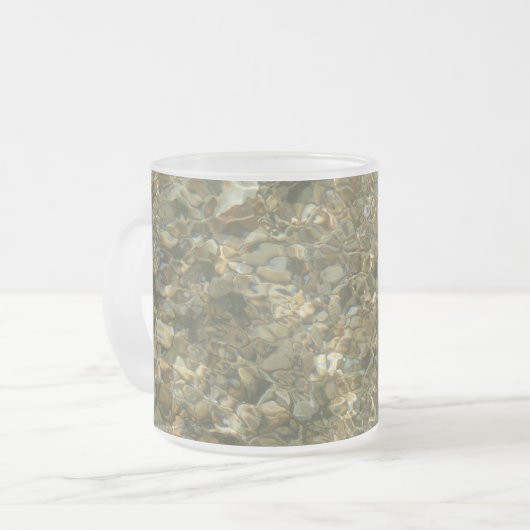 さざ波の下の貝殻 フロストグラスマグカップ (正面左)