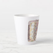 さなくむじ  薄暗いお部屋で本棚のそばに浮いているぼんやり光る物体と女性のイラスト カフェラテマグ (正面)