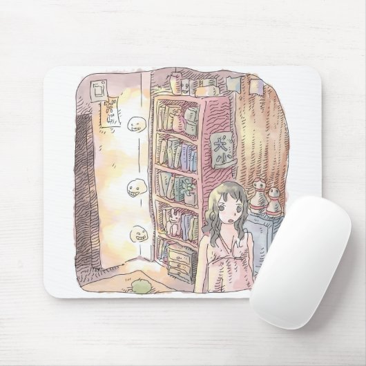 さなくむじ 薄暗いお部屋で本棚のそばに浮いているぼんやり光る物体と女性のイラスト マウスパッド (マウス)