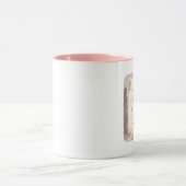 さなくむじ 薄暗いお部屋で本棚のそばに浮いているぼんやり光る物体と女性のイラスト マグカップ (中央)