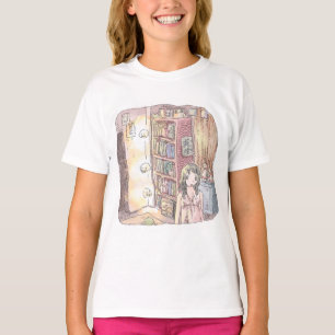 さなくむじ 薄暗いお部屋で本棚のそばに浮いているぼんやり光る物体と女性のイラスト Tシャツ