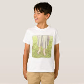 さなごれじ  春の広い緑の草原に素足で立つワンピースの女性の足元 Tシャツ (正面フル)