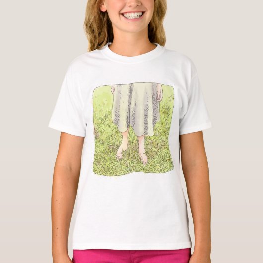 さなごれじ  春の広い緑の草原に素足で立つワンピースの女性の足元 Tシャツ (正面)