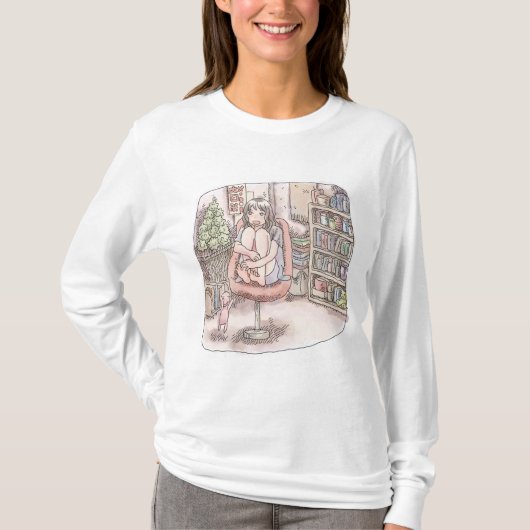 さなにくじ 本棚のある部屋、赤い椅子の上に座って身体を丸める女性のイラスト Tシャツ (正面)