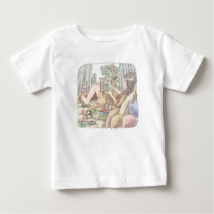 さなむごじ カーテンのある窓際に寝そべって本を読む素足の女性のイラスト ベビーTシャツ